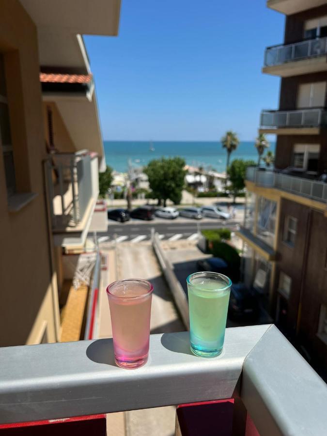 Bella Alba Apartment On The Beach Alba Adriatica Exteriör bild